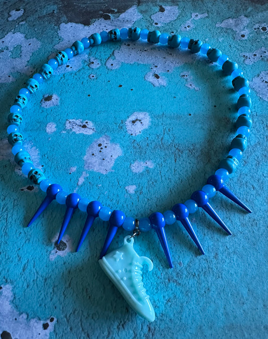 Kids blue beaded sneaker/spikes necklace